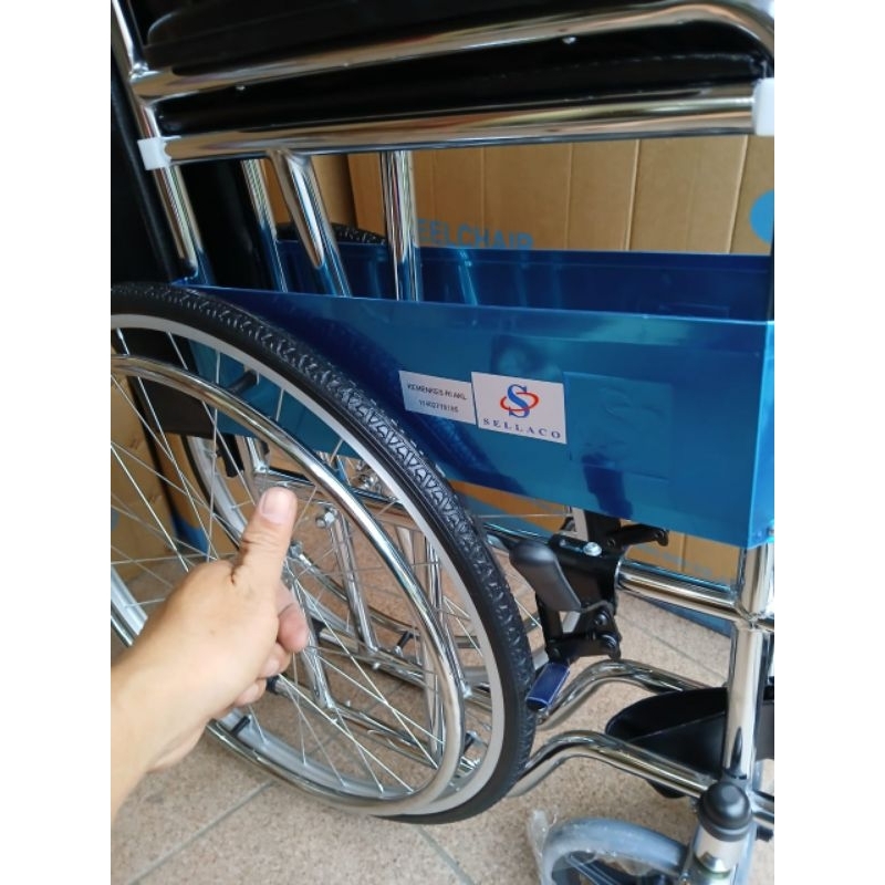 Kursi roda standar rumah sakit