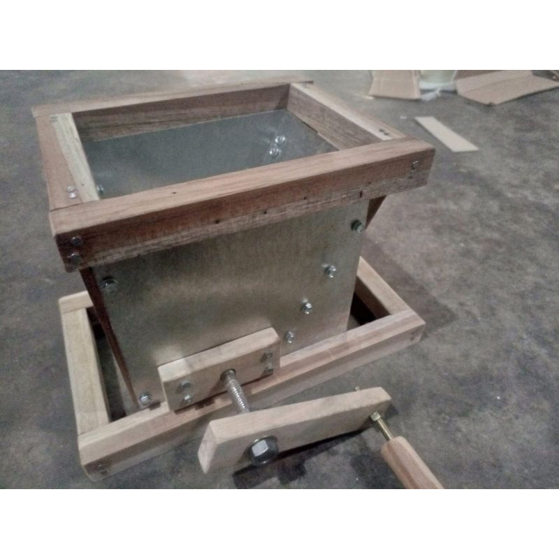 Gilingan kedelai basah untuk membuat tempe.