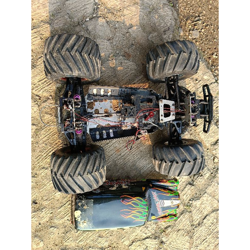 RC kyosho monster truck 1/8