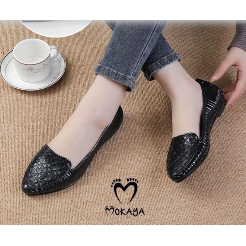 Sepatu flat wanita Mokaya formal motif segitiga karet jelly