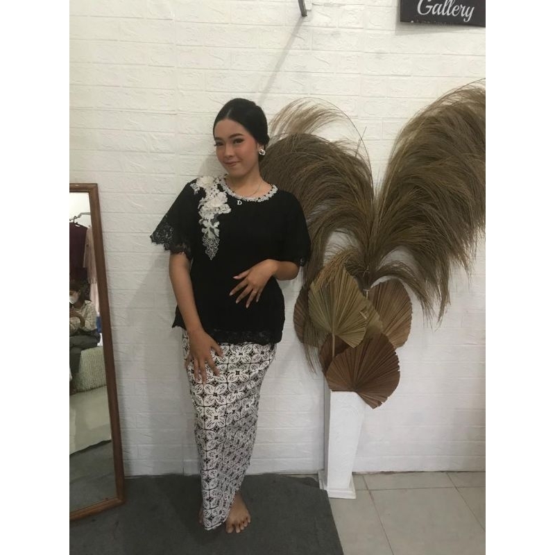 Kebaya wisuda/ kebaya modern/ kebaya hitam/ preloved kebaya