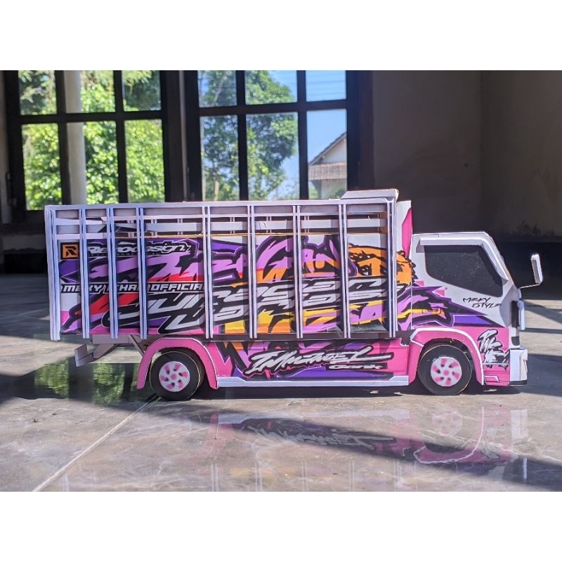 Miniatur Truk Canter Oleng Mbois Detail  3D [Bahan PVC + Karton]