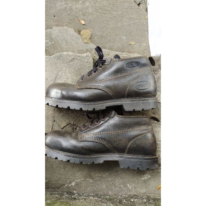 sepatu safety kerja Komatsu 42-43