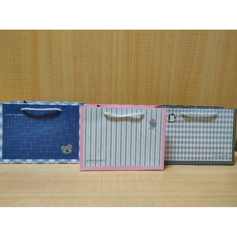 

Paper bag MINI ukuran 19.5x8.5x14.5
