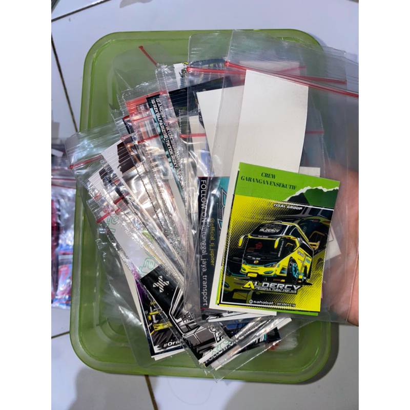 

PAKET STIKER ISI 3 /stiker bis isi 3 /stiker bus random / stiker bis campuran / stiker bus pilih sendiri / stiker bus artis / stiker bis terkenal / stiker basuri
