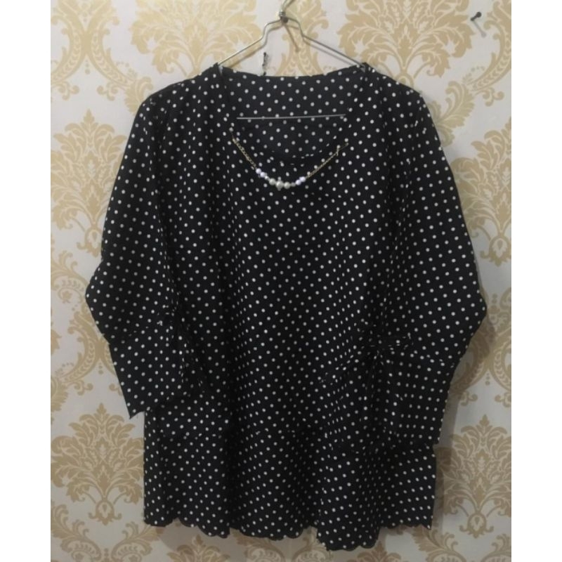 blouse hitam polkadot