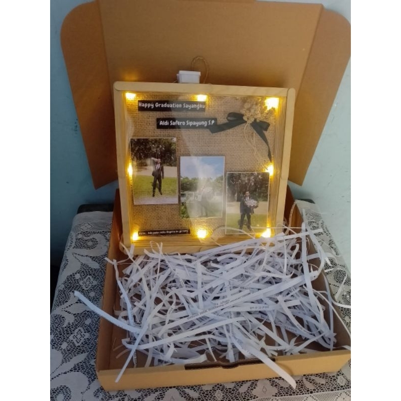 KADO WISUDA( STIK FRAME LAMP CUSTOM PERSEGI)