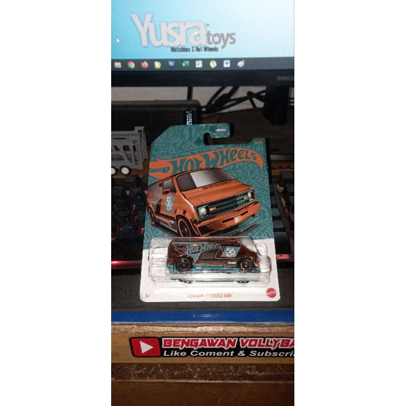 Hot Wheels Custom Dodge Van dan Merce Unimog