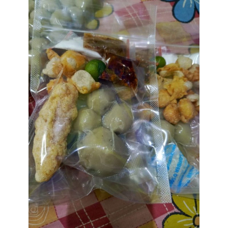 

cilok isi tetelan mix ayam ,cilok kuah ,boci/toping lengkap/bakso aci