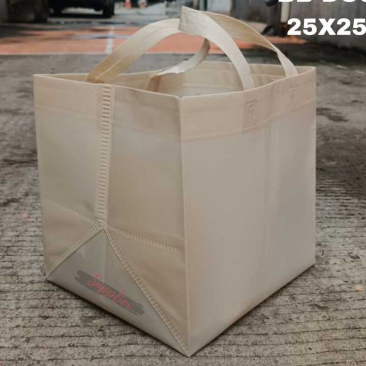 

KP8 Goodiebag kotak 25x25 spunbond tinggi 28cm HBPA 12pcs