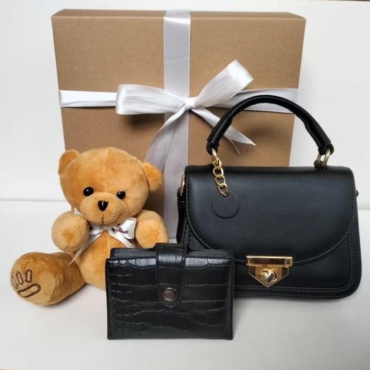 

Hampers kado isi tas ,dompet, boneka