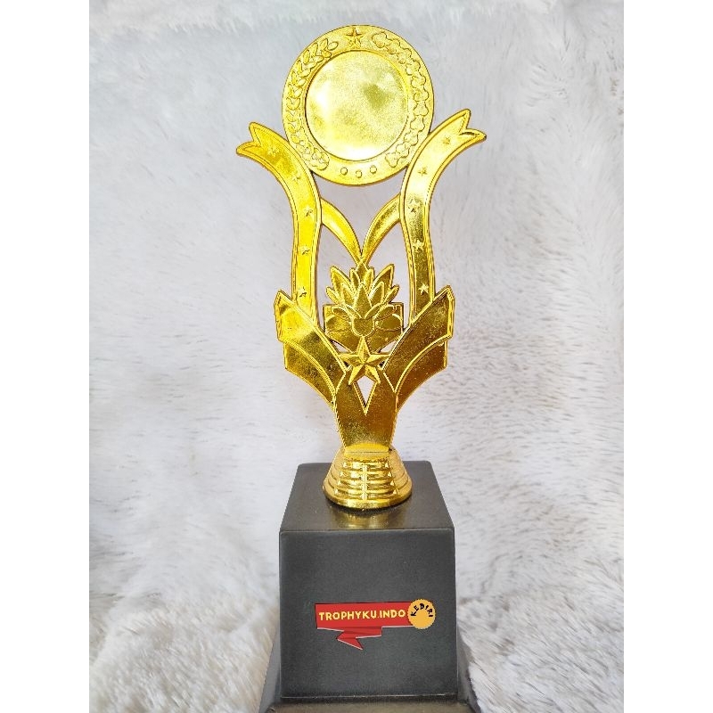 satu paket piala figur 134