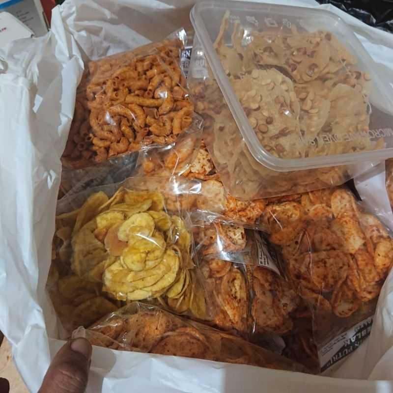 

Sepaket Aneka Kripik Pesanan Bosku (IDR.500k)