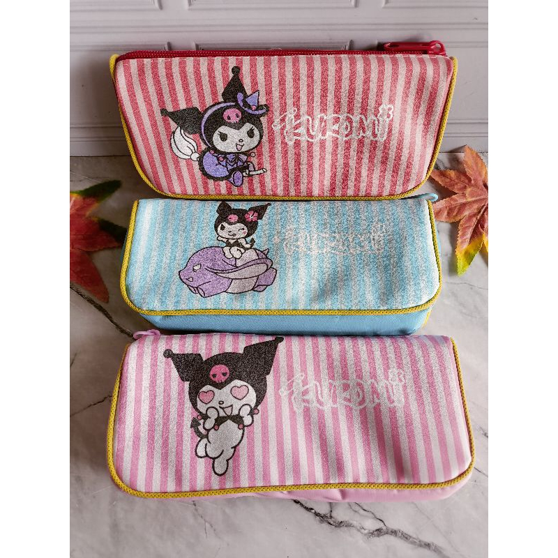 

Tempat pensil Sanrio Prau || tepak pencil resleting motif sanrio kuromi purple cinnamorol blue cinamorol melody pink tepak pouch anak lucu murah Kuromi Stripe Merah Biru Pink