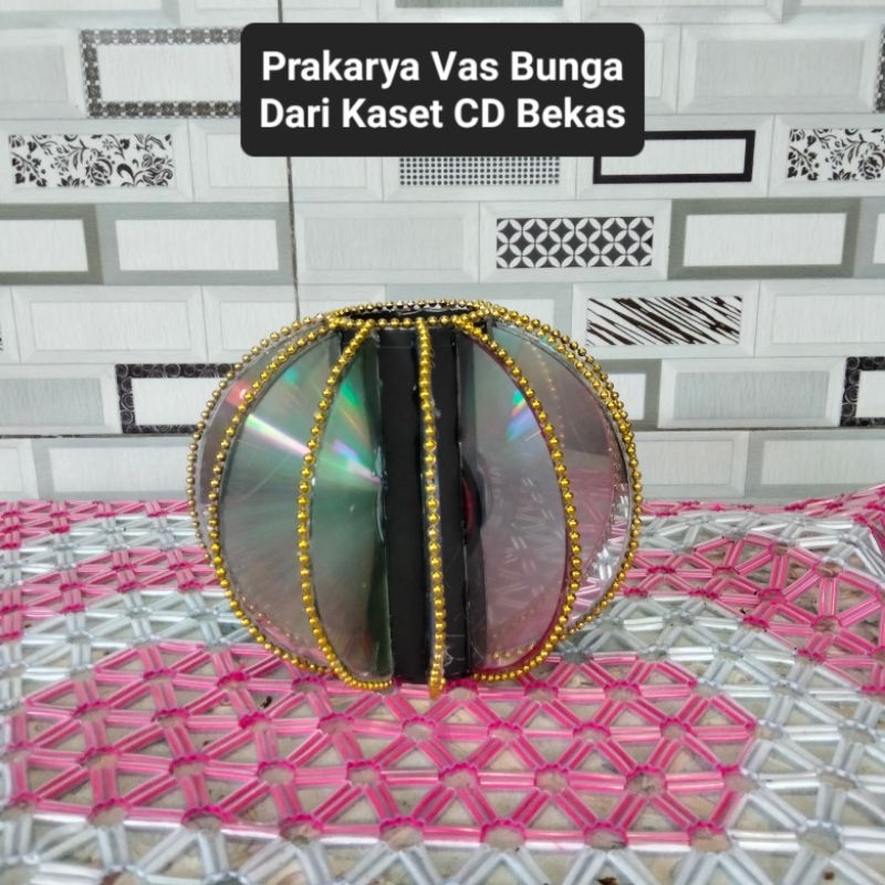 PRAKARYA VAS BUNGA DARI KASET CD BEKAS