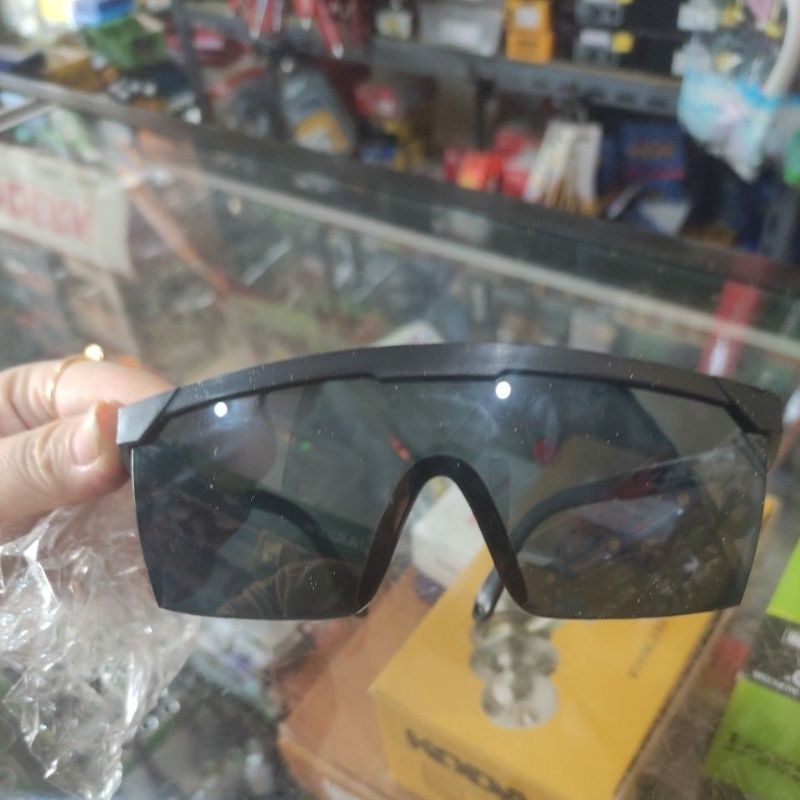 kaca mata safety / kaca mata pekerja/ kaca mata hitam ( tembus/ tidak hitam pekat)