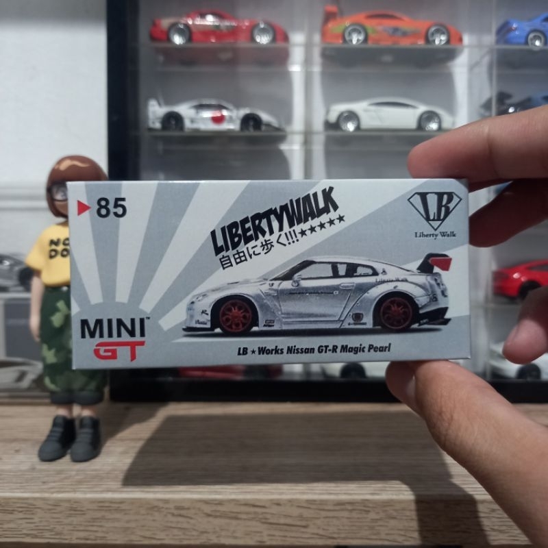 Custom Box #85 Nissan GT-R R35 LBWK Magic Pearl MiniGT