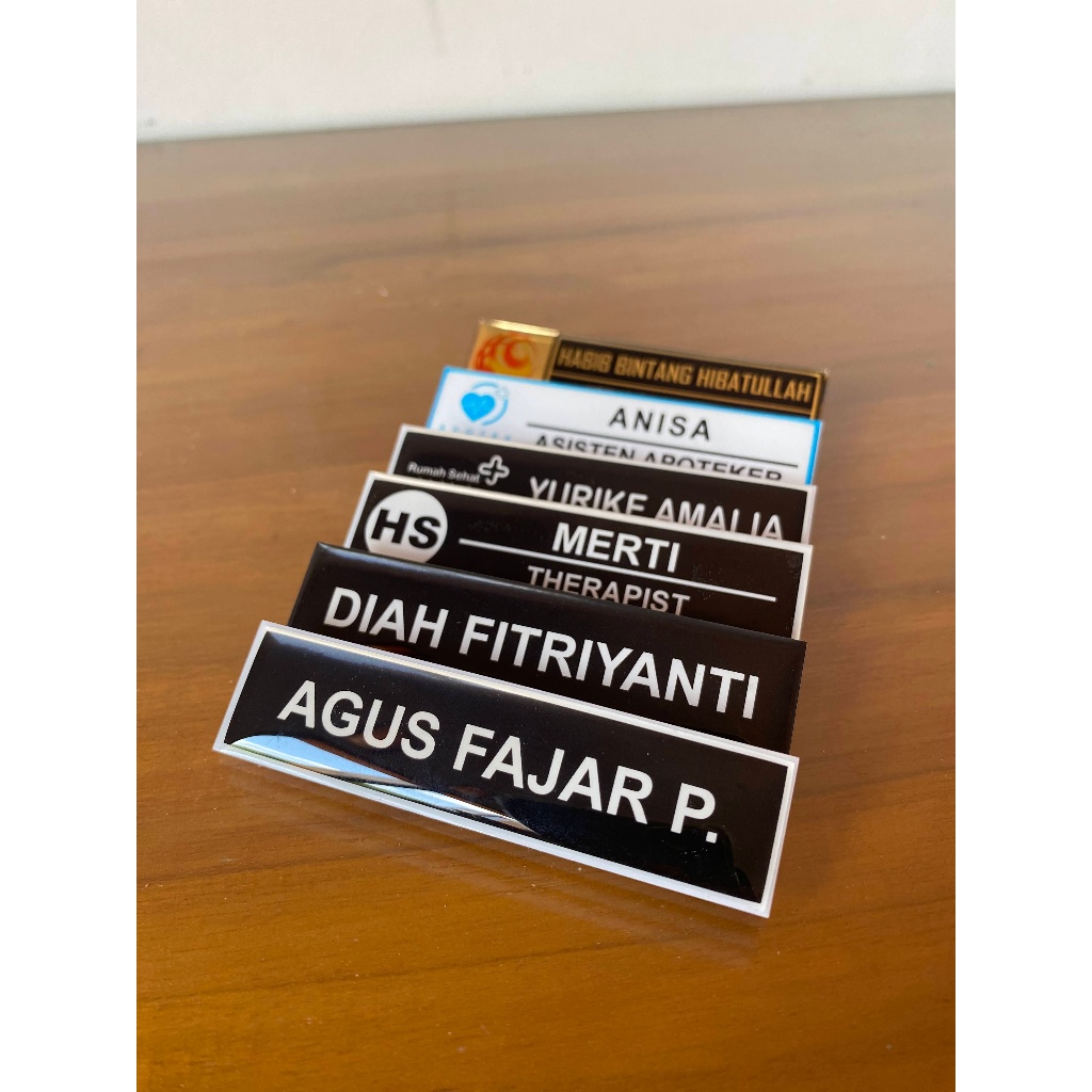 

Name Tag Akrilik Magnet Peniti Paku untuk Guru Dosen Dokter Karyawan ( GOLD, SILVER dan PUTIH )