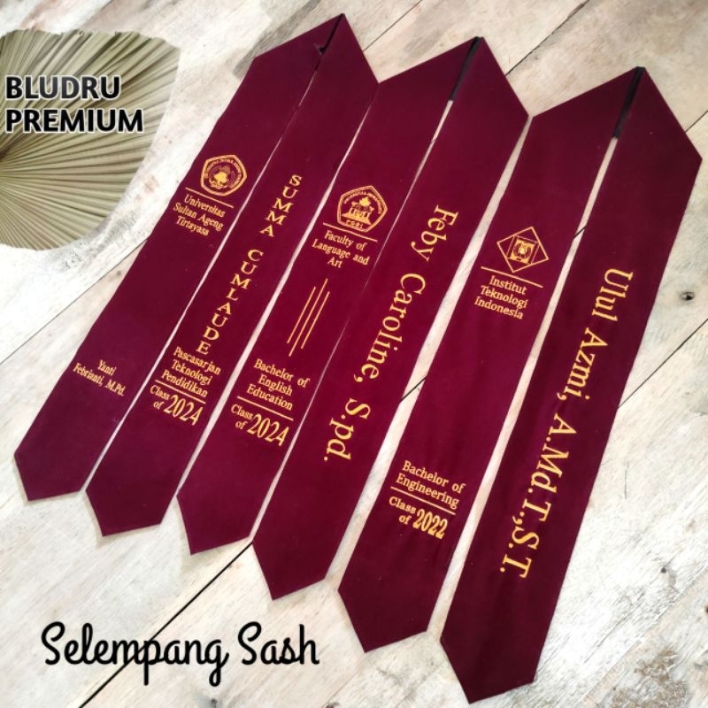 SELEMPANG WISUDA  MODEL LEHER/KALUNG  Di buat dengan Bahan bludru 2 lapis   > Selempang bahan bludru