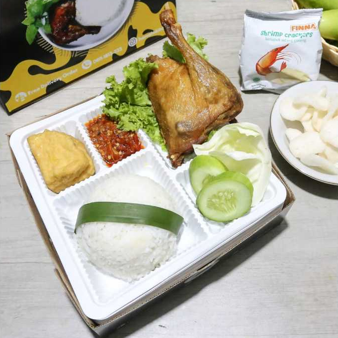 

Catering Nasi Box Ayam Tahu/Tempe Goreng Sayur Sambal Kerupuk Lezat