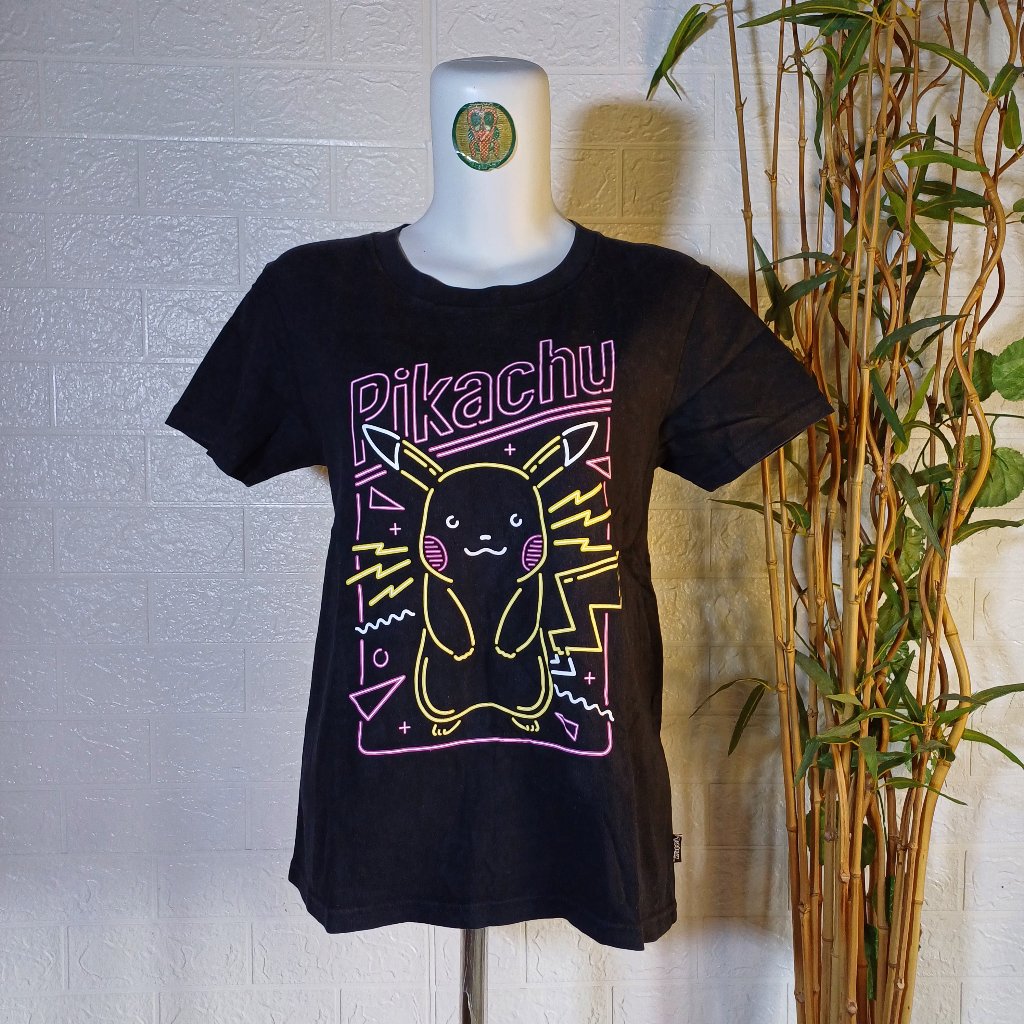 KAOS UNIQLO X UTGP PIKACHU POKEMON, SZ S (SECOND BRANDED) TS0375