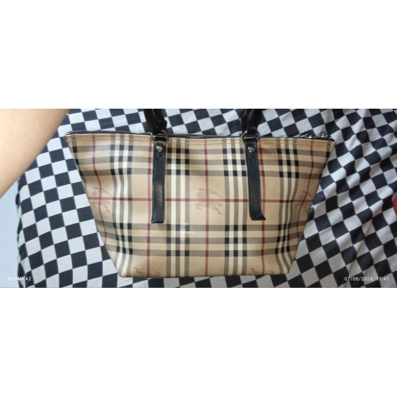 Tas second brand Burberry