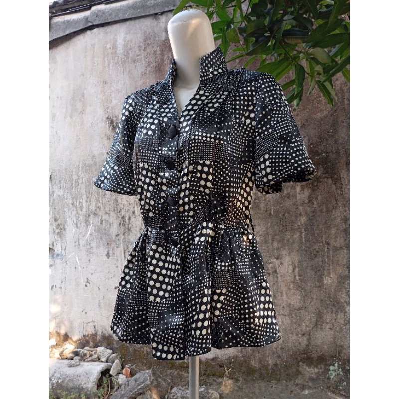 BLOUSE SATIN HITAM POLKADOT