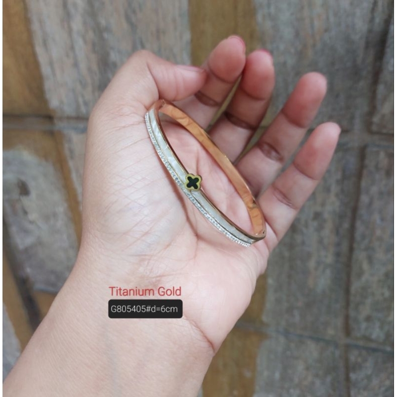 Gelang clover titanium bangle kolong