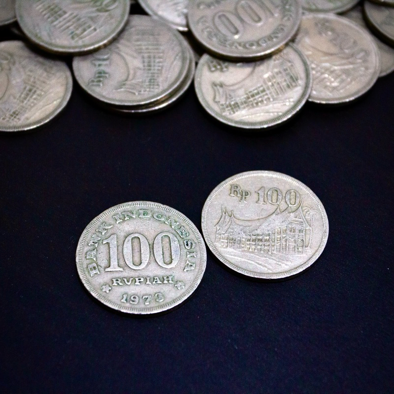 KOIN KUNO 100 RUPIAH TAHUN 1973 RUMAH GADANG (TEBAL)