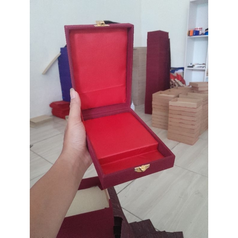 

Box plakat 17x12x5 (full buludru)