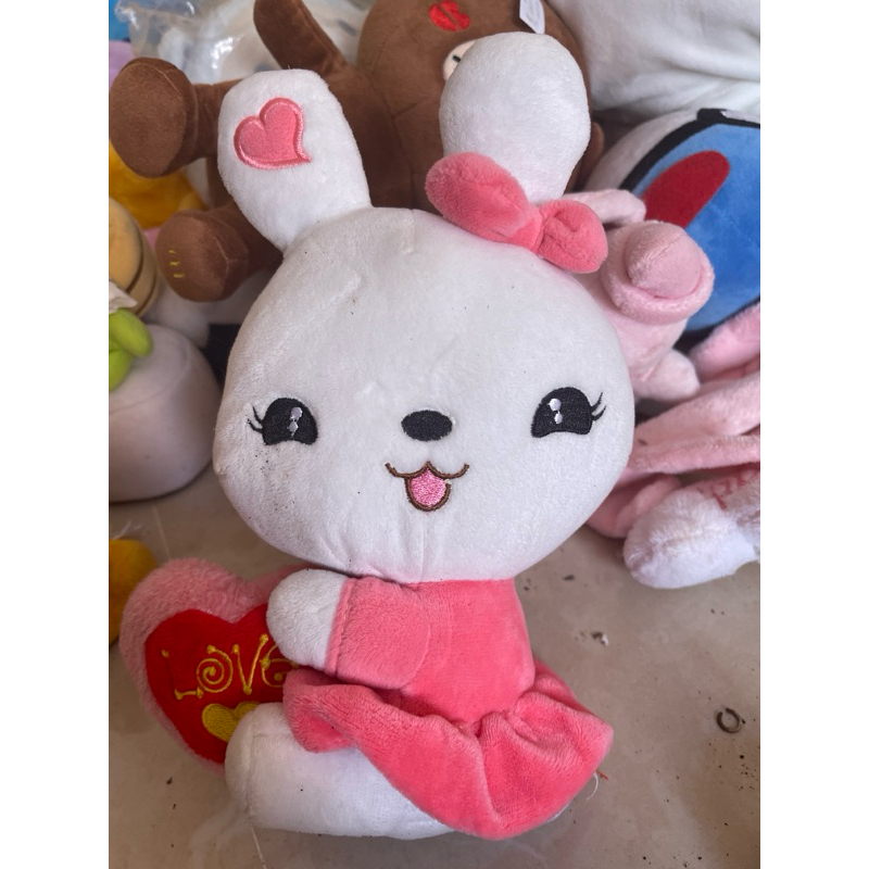 boneka kelinci bawa love