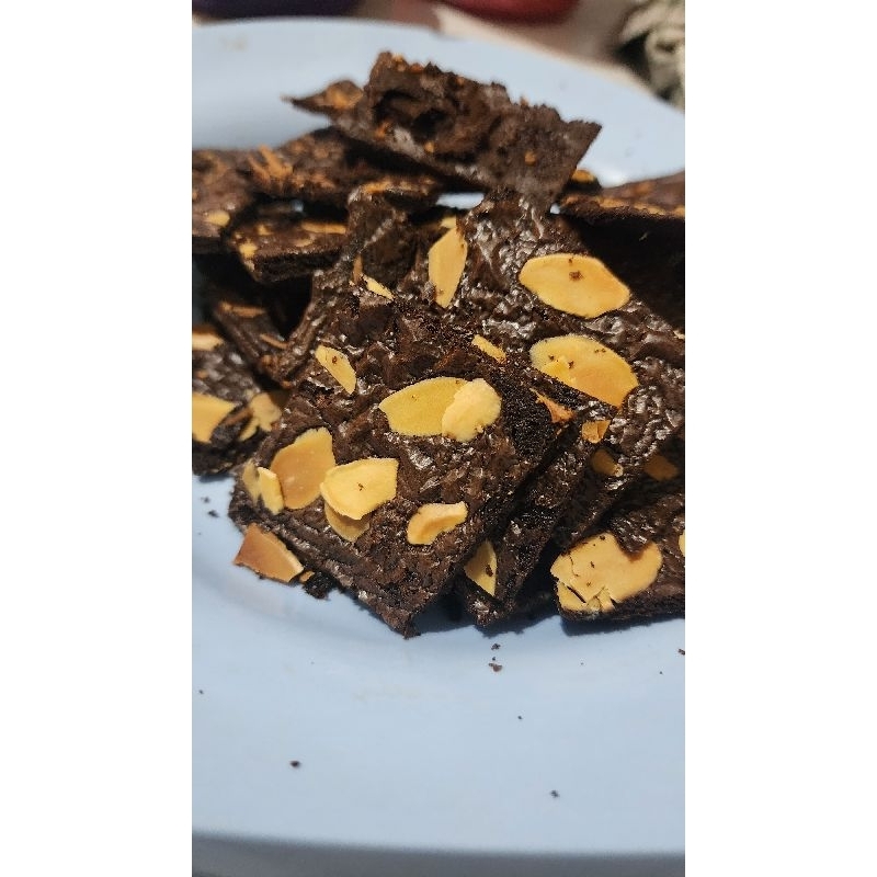 

bronies crispy almond keju