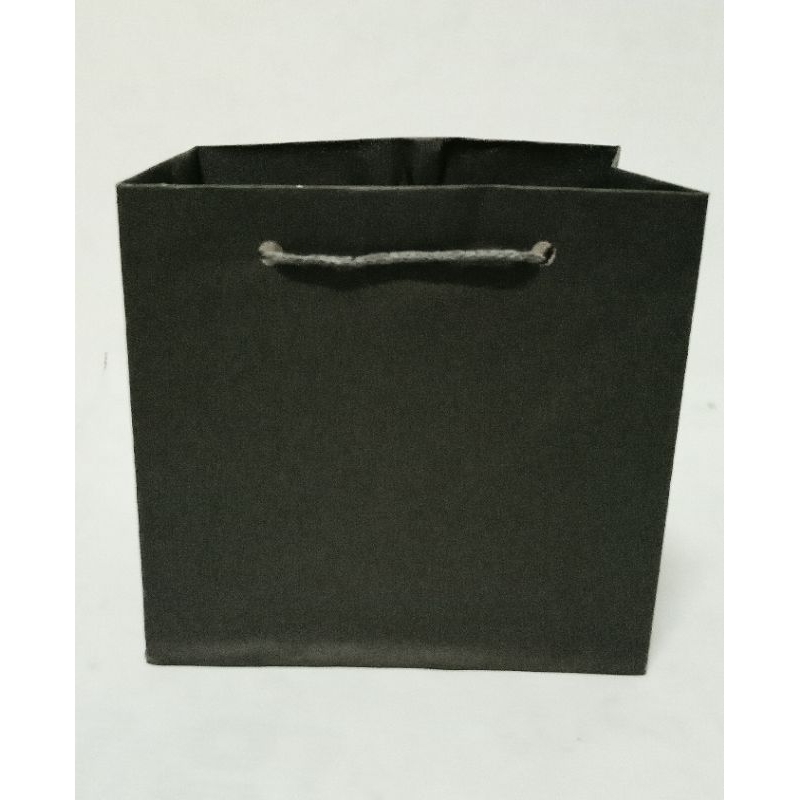 

Paperbag Pia Hitam 18x12x15