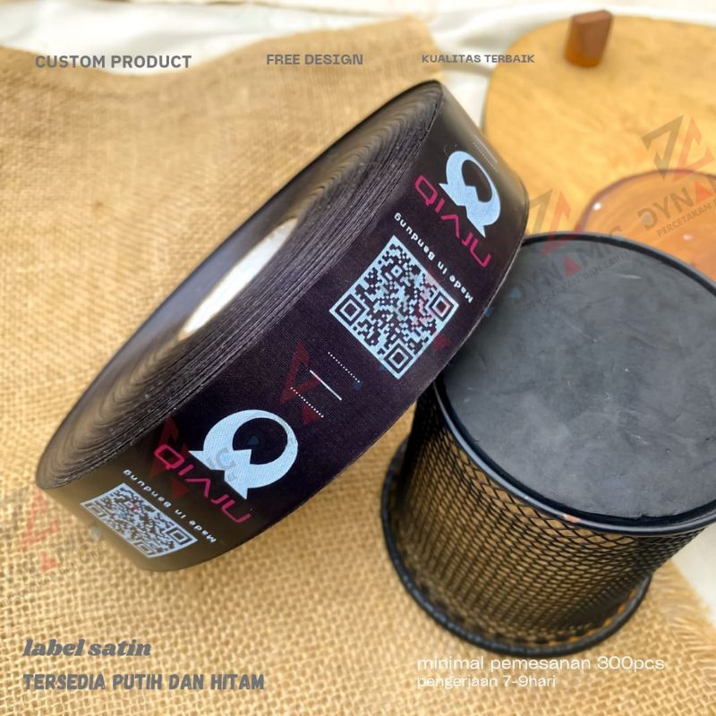 

100 pcs satin hitam / label intruksi pencucian / label slip pakaian / custom merek baju / pita satin