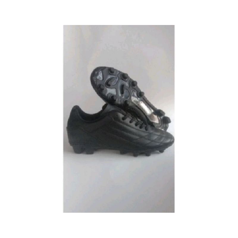 sepatu bola kulit hitam polos