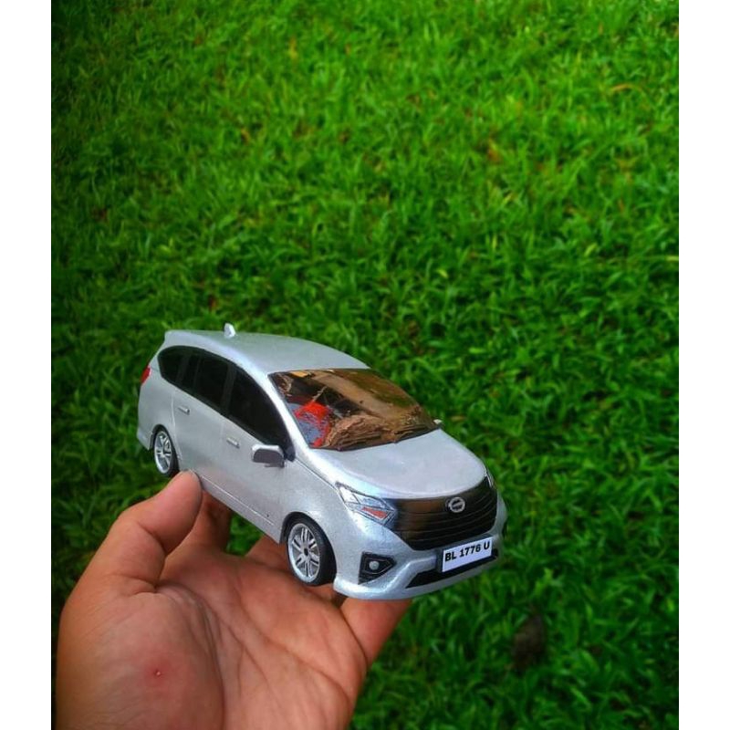 MINIATUR DIECAST MOBIL DAIHATSU SIGRA TYPE R DELUXE