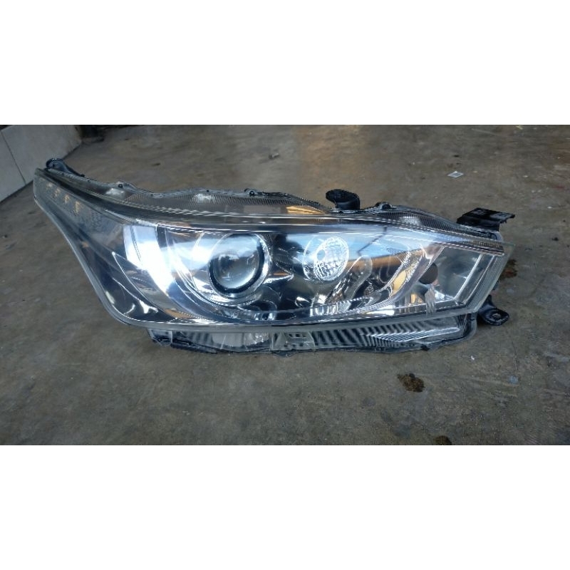 headlamp Toyota Yaris 2015 2016 2017 original