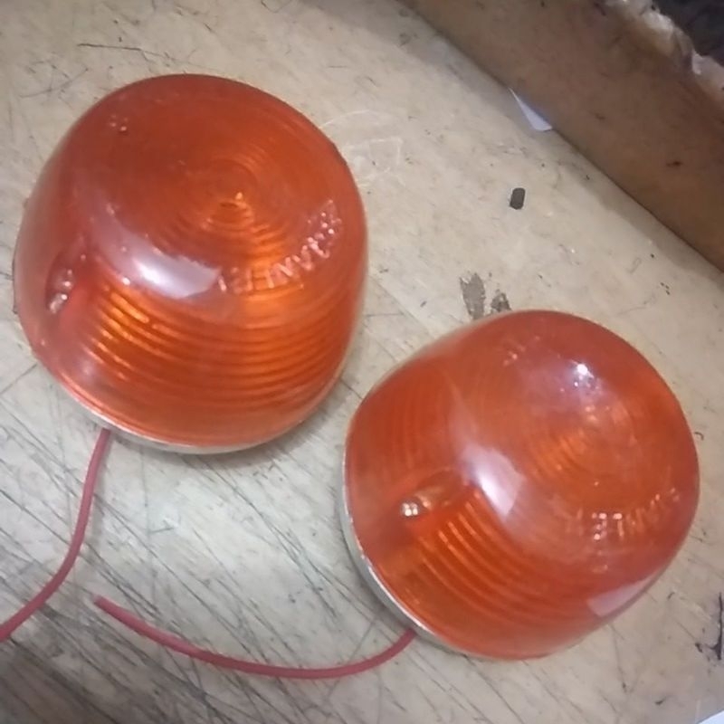 satu pasang lampu sen  depan c70