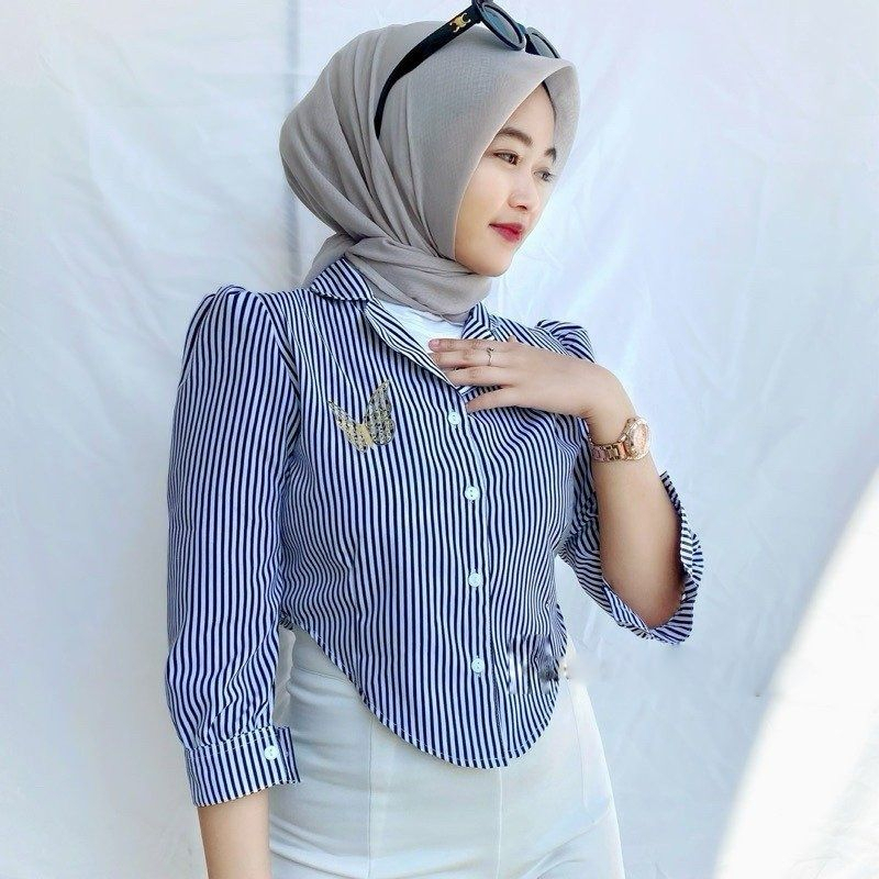 Kemeja Crop Top Wanita Salur Puffy Lengan 3/4 – Atasan Hijab Kekinian KAMARI
