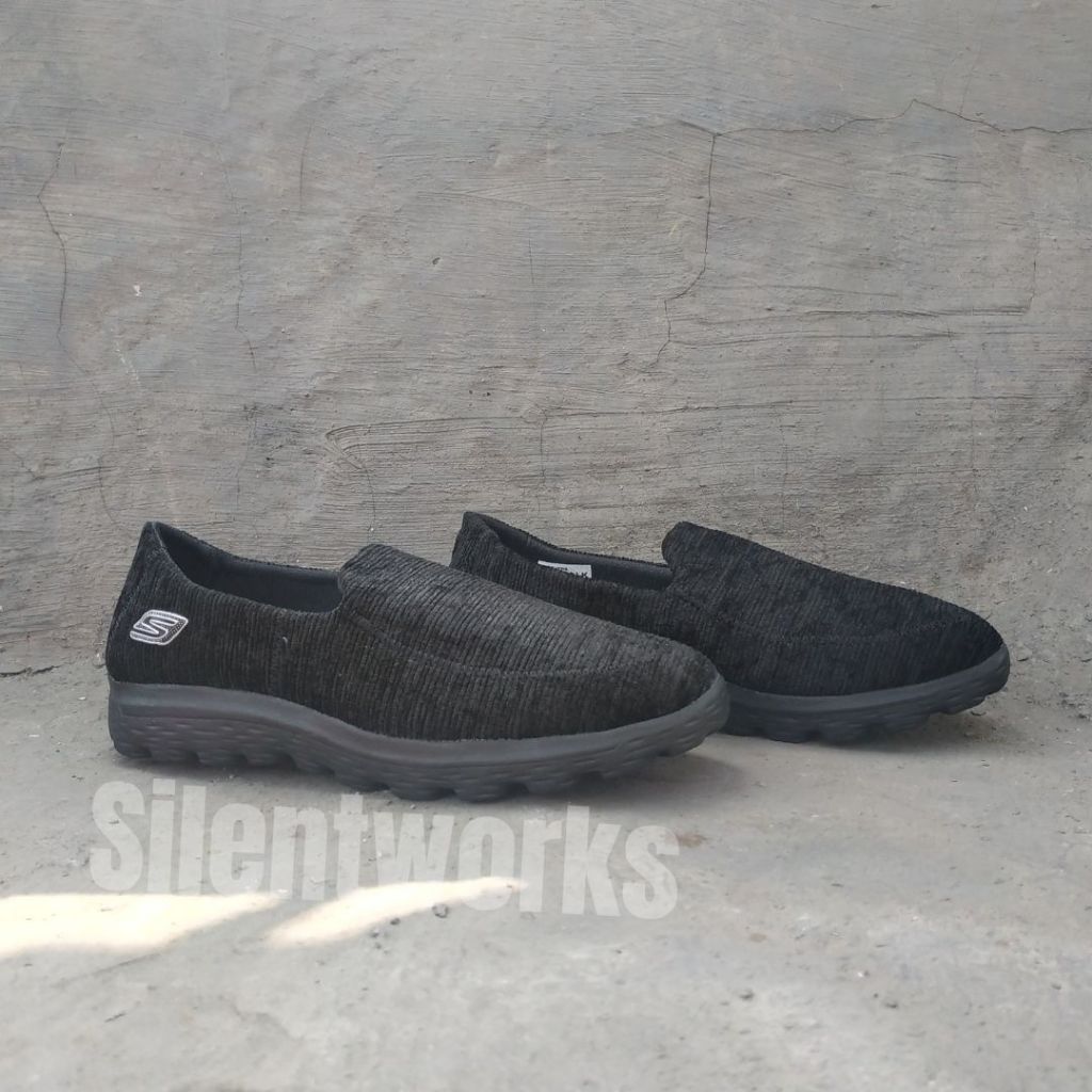 SEPATU SKECHERS GO WALK SLIP ON FULL BLACK PRIA WANITA MADE IN VIETNAM