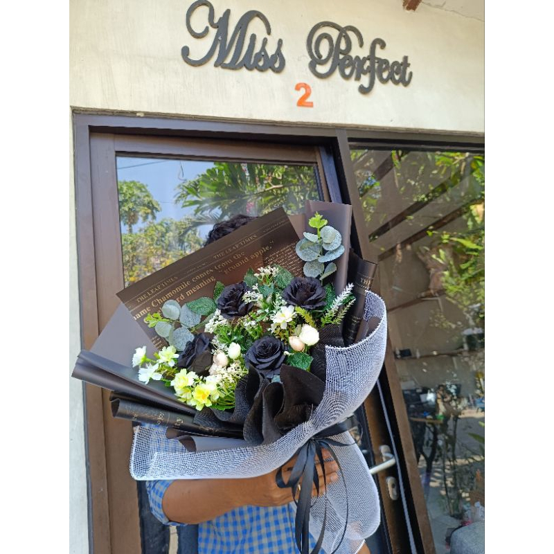 buket bunga mawar hitam palsu artificial Surabaya wisuda sidang anniversary