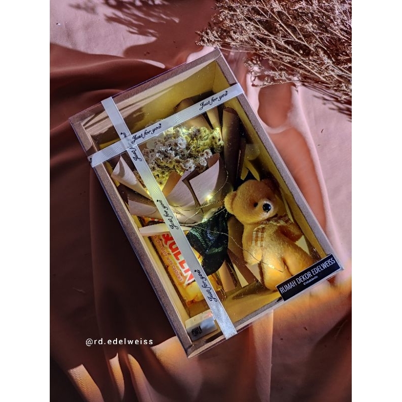 

FLOWER BOX/GIFT BOX/BUNGA DALAM BOX/BUNGA EDELWEISS MINI BOX