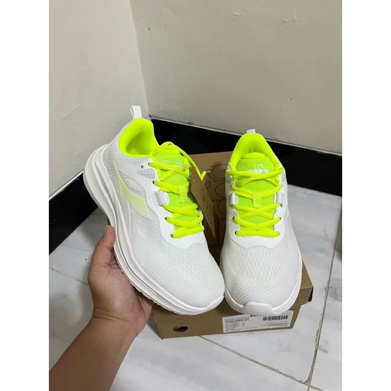 Sepatu diadora women putih hijau neon sale 70% ukuran 36, 37