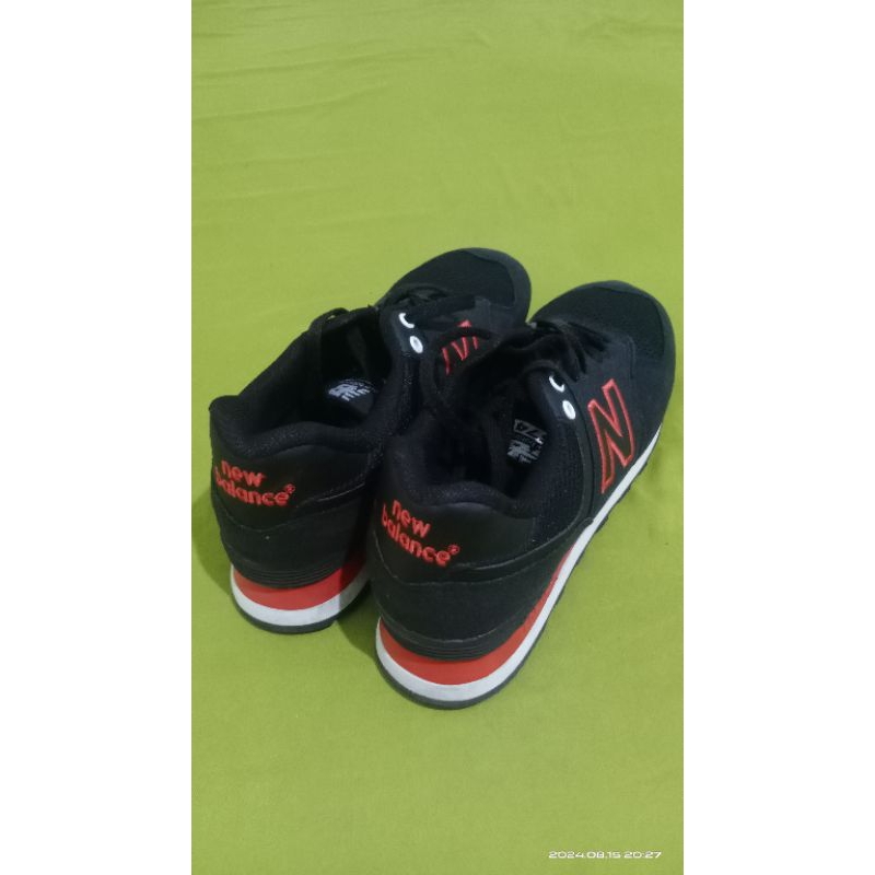 Sepatu sneaker New Balance 574 Hitam Merah