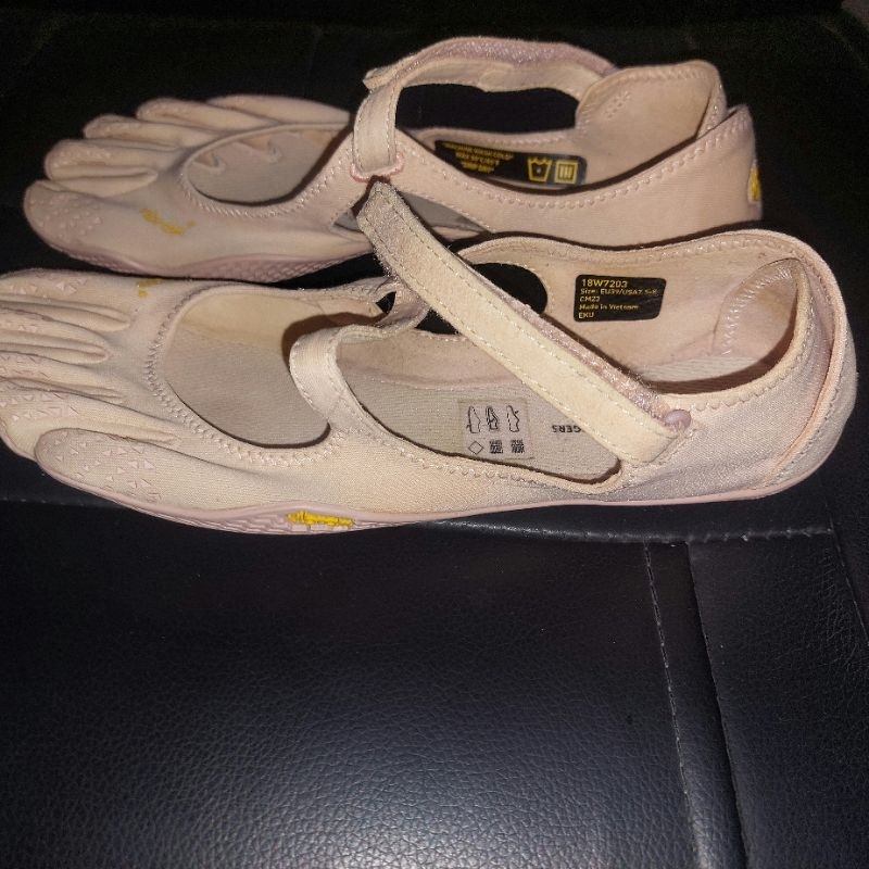 Flat shoes Vibram Fivefingers V soul nude preloved