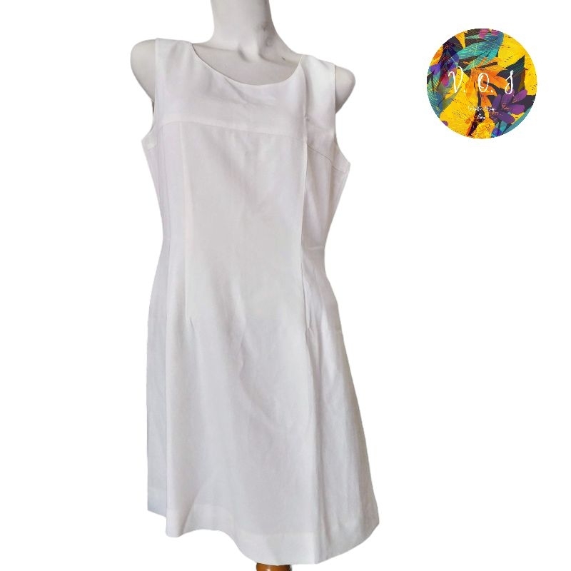 Midi dress putih tanpa lengan wanita