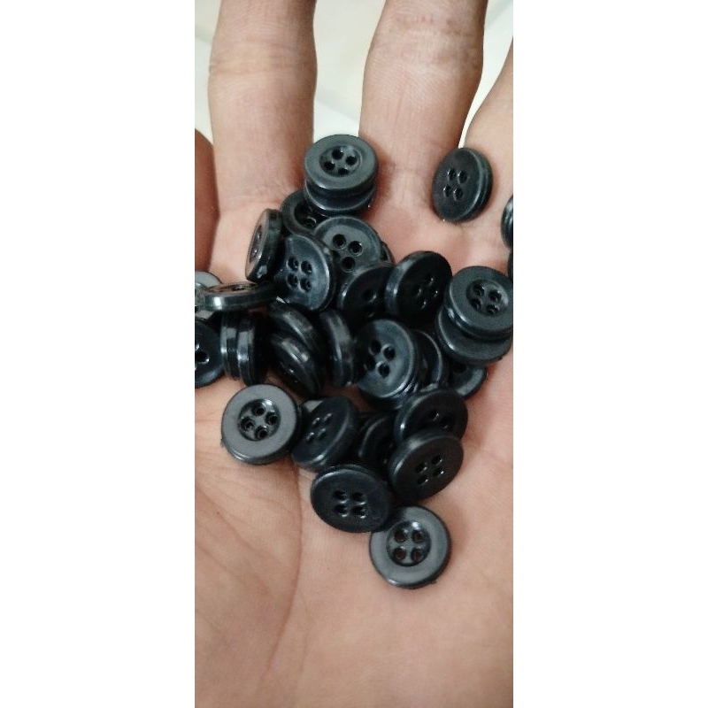 kancing kemeja hitam ukuran 18/kancing plastik