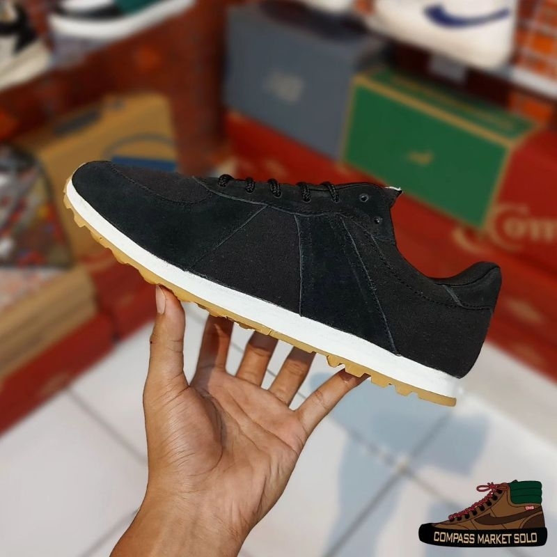 Rafheoo German Runner Black & White