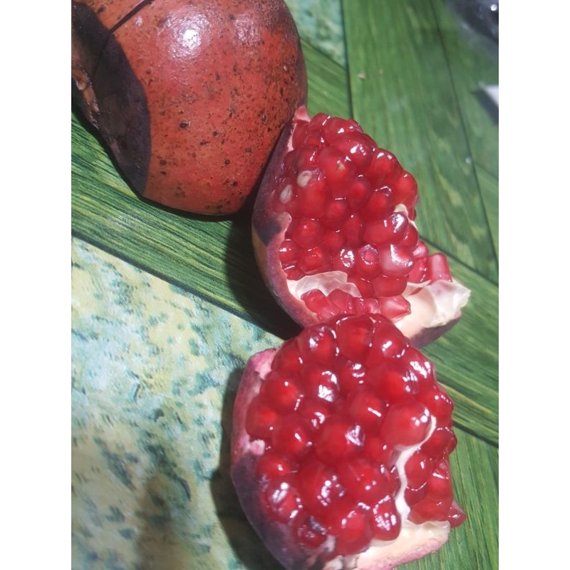 

Buah Delima Merah Segar