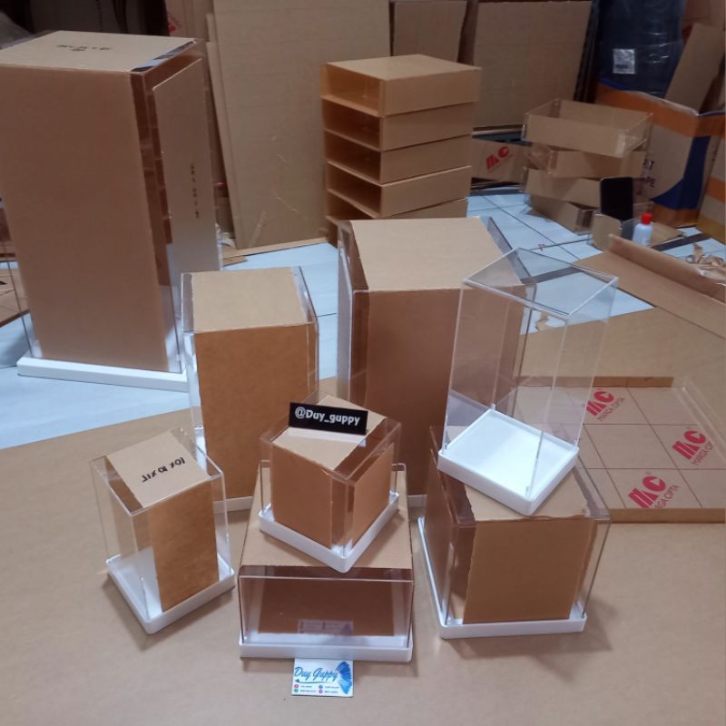 Acrylic display box / kotak pajangan